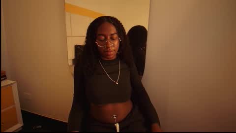 Snapshot of qeen_black2 chatting on 12-16-25, 09:42 Keyla Queen Black online show from 12-16-25, 09:42