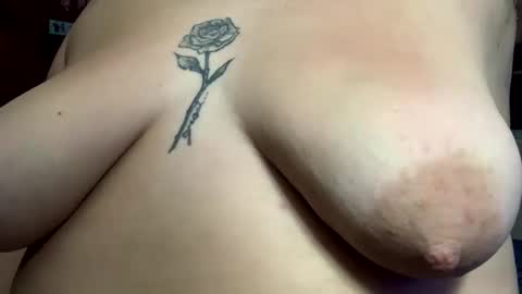 Snapshot of queeeendeepthrot chatting on 11-16-25, 01:33 Bigtitanalslut online show from 11-16-25, 01:33