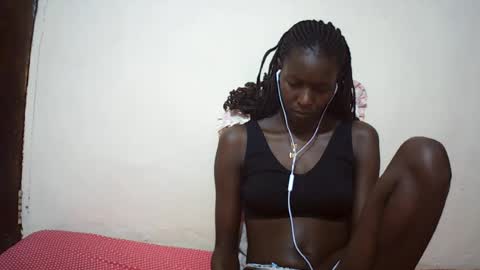 Snapshot of queen_0012 chatting on 06-29-26, 01:12 asher online show from 06-29-26, 01:12