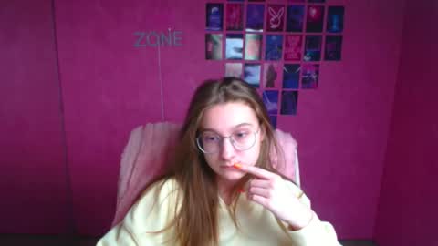 Snapshot of queen_amelie chatting on 03-02-26, 12:23 Amelie online show from 03-02-26, 12:23