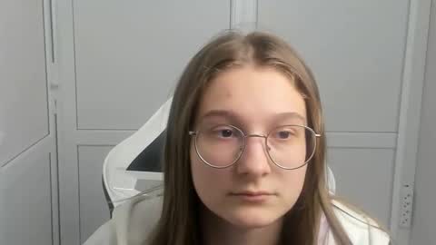 Snapshot of queen_amelie chatting on 03-19-26, 08:40 Amelie online show from 03-19-26, 08:40