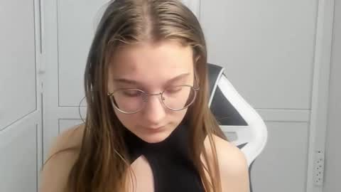 Snapshot of queen_amelie chatting on 03-20-26, 07:57 Amelie online show from 03-20-26, 07:57