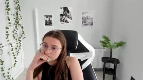 Amelie online show from 06-19-26, 09:02