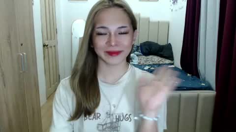 Snapshot of queen_heart0 chatting on 06-16-26, 02:03 shawny online show from 06-16-26, 02:03