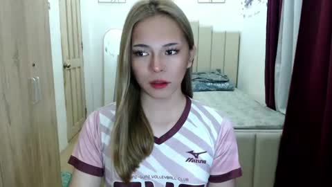 Snapshot of queen_heart0 chatting on 06-17-26, 12:46 shawny online show from 06-17-26, 12:46