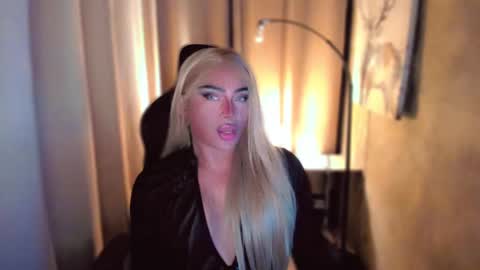 Snapshot of queenarthalia chatting on 02-22-25, 06:52 ARTHA online show from 02-22-25, 06:52