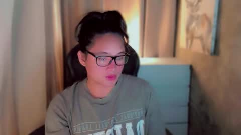 Snapshot of queenarthalia chatting on 10-24-25, 01:29 ARTHA online show from 10-24-25, 01:29