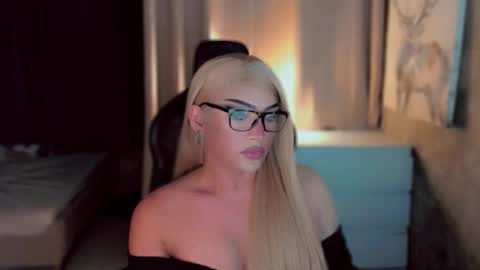 Snapshot of queenarthalia chatting on 12-16-25, 06:24 ARTHA online show from 12-16-25, 06:24