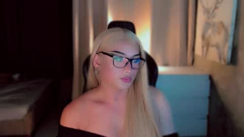 Snapshot of queenarthalia chatting on 12-17-25, 05:19 ARTHA online show from 12-17-25, 05:19