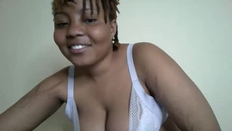 Snapshot of queenbeiby05 chatting on 11-02-25, 12:18 queen online show from 11-02-25, 12:18