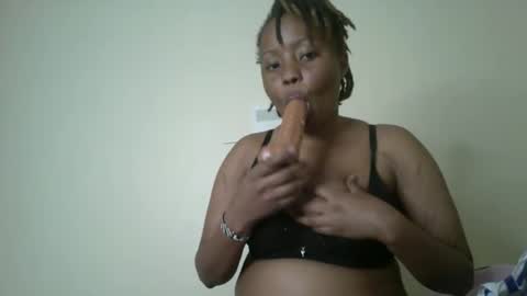 Snapshot of queenbeiby05 chatting on 11-05-25, 09:31 queen online show from 11-05-25, 09:31