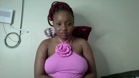 Snapshot of queenbeiby05 chatting on 11-17-25, 08:25 queen online show from 11-17-25, 08:25