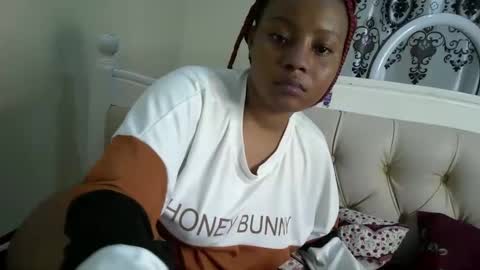 Snapshot of queenbeiby05 chatting on 11-25-25, 12:32 queen online show from 11-25-25, 12:32