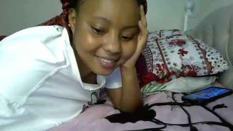 Snapshot of queenbeiby05 chatting on 12-03-25, 12:07 queen online show from 12-03-25, 12:07