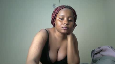Snapshot of queenbeiby05 chatting on 12-13-25, 09:53 queen online show from 12-13-25, 09:53