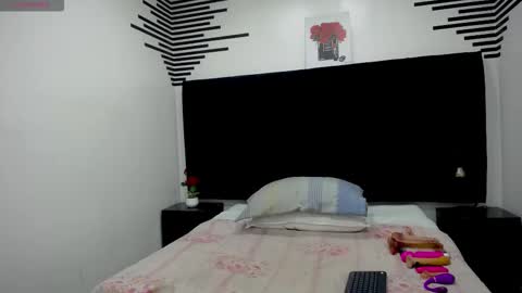 Snapshot of queenmature chatting on 09-27-25, 12:21 VickyBoobss online show from 09-27-25, 12:21