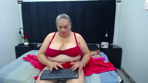 Snapshot of queenmature chatting on 10-04-25, 01:31 VickyBoobss online show from 10-04-25, 01:31