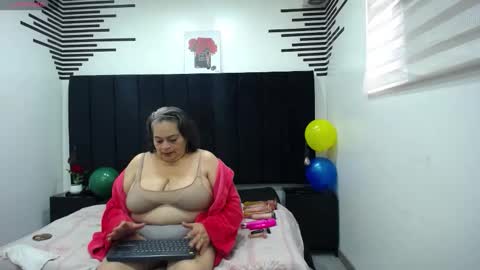 Snapshot of queenmature chatting on 10-11-25, 01:09 VickyBoobss online show from 10-11-25, 01:09