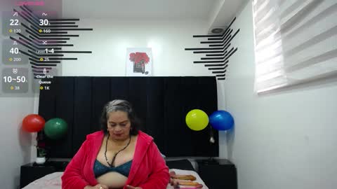 Snapshot of queenmature chatting on 10-12-25, 12:59 VickyBoobss online show from 10-12-25, 12:59