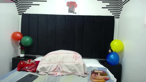 Snapshot of queenmature chatting on 10-15-25, 02:39 VickyBoobss online show from 10-15-25, 02:39