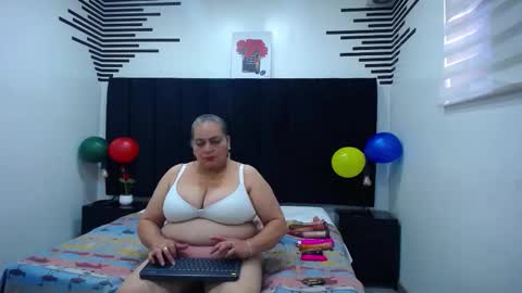 Snapshot of queenmature chatting on 11-01-25, 01:02 VickyBoobss online show from 11-01-25, 01:02