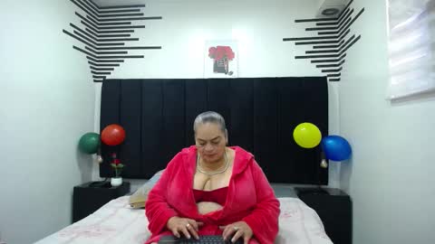 Snapshot of queenmature chatting on 11-08-25, 12:49 VickyBoobss online show from 11-08-25, 12:49