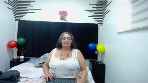 Snapshot of queenmature chatting on 11-20-25, 01:11 VickyBoobss online show from 11-20-25, 01:11