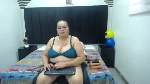 Snapshot of queenmature chatting on 11-30-25, 12:53 VickyBoobss online show from 11-30-25, 12:53