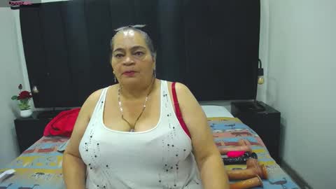 Snapshot of queenmature chatting on 12-16-25, 12:32 VickyBoobss online show from 12-16-25, 12:32
