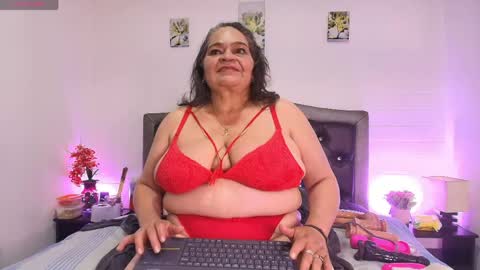 Snapshot of queenmature chatting on 05-01-26, 06:12 VickyBoobss online show from 05-01-26, 06:12