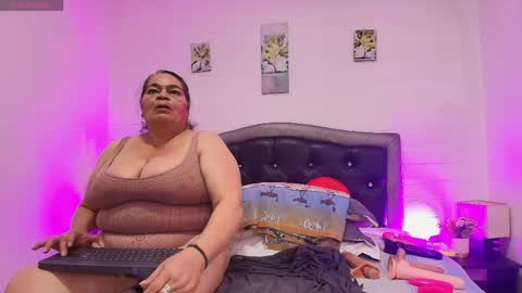Snapshot of queenmature chatting on 06-02-26, 07:16 VickyBoobss online show from 06-02-26, 07:16