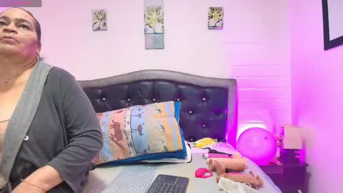 Snapshot of queenmature chatting on 06-08-26, 12:49 VickyBoobss online show from 06-08-26, 12:49