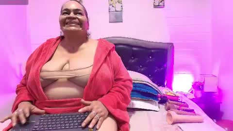 Snapshot of queenmature chatting on 06-10-26, 07:46 VickyBoobss online show from 06-10-26, 07:46