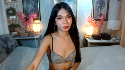 queennira online show from 06-26-26, 02:05