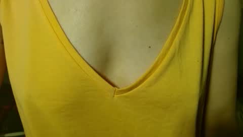 Snapshot of queenoftenderness chatting on 05-18-26, 07:31 queenoftenderness online show from 05-18-26, 07:31