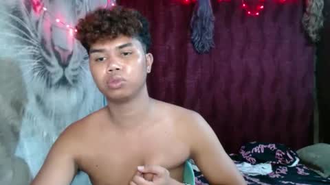 Snapshot of queenpinayebony_xx chatting on 05-16-26, 07:27 queenpinayebony_xx online show from 05-16-26, 07:27