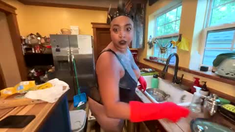 Queen Hilarity online show from 04-27-26, 11:58