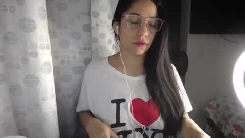 Snapshot of queenvictoria2023 chatting on 03-21-26, 04:06 Paola online show from 03-21-26, 04:06