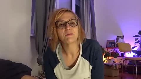 Snapshot of queerbi chatting on 11-18-25, 09:52 bi is from billy online show from 11-18-25, 09:52