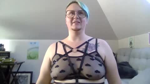 Snapshot of queerlyjaz chatting on 09-18-25, 11:40 queerlyjaz online show from 09-18-25, 11:40