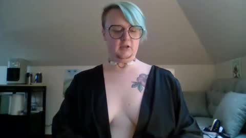 Snapshot of queerlyjaz chatting on 10-01-25, 12:05 queerlyjaz online show from 10-01-25, 12:05