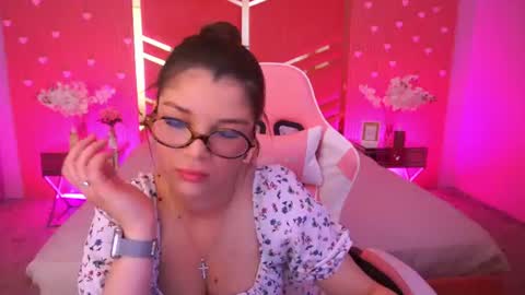 Snapshot of qweenlina chatting on 06-18-26, 06:35 Karolina online show from 06-18-26, 06:35