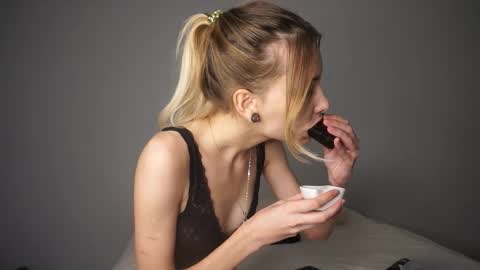 Snapshot of radioskvirt chatting on 09-28-25, 04:34 Sara online show from 09-28-25, 04:34