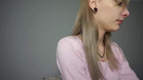 Snapshot of radioskvirt chatting on 10-20-25, 02:50 Sara online show from 10-20-25, 02:50