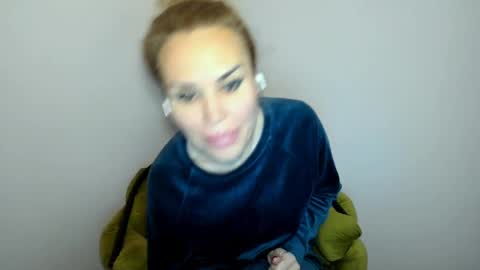 Snapshot of radmila_star chatting on 10-16-25, 02:40 Radmila Star online show from 10-16-25, 02:40