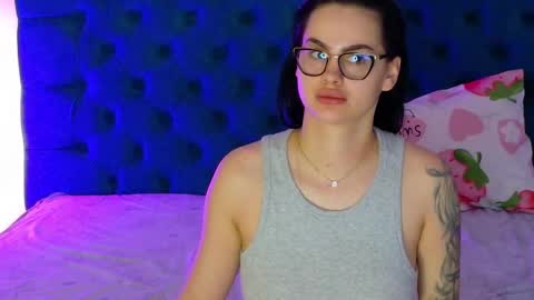 Snapshot of raeeamber_ chatting on 10-24-25, 06:43 sweet peach online show from 10-24-25, 06:43
