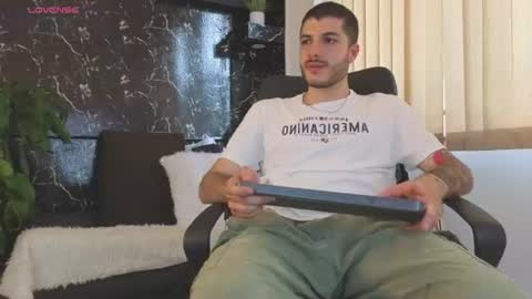 Snapshot of rafael_mendez chatting on 07-25-26, 08:17 R A F A E L online show from 07-25-26, 08:17