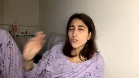 Snapshot of raiyvyn chatting on 01-03-25, 06:44 Ray Ray online show from 01-03-25, 06:44