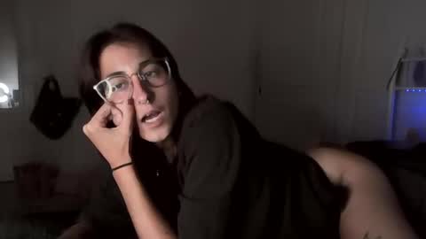 Snapshot of raiyvyn chatting on 09-17-25, 03:52 Ray Ray online show from 09-17-25, 03:52