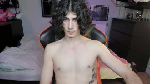 Snapshot of rakimaru chatting on 10-19-25, 01:23 kirill online show from 10-19-25, 01:23